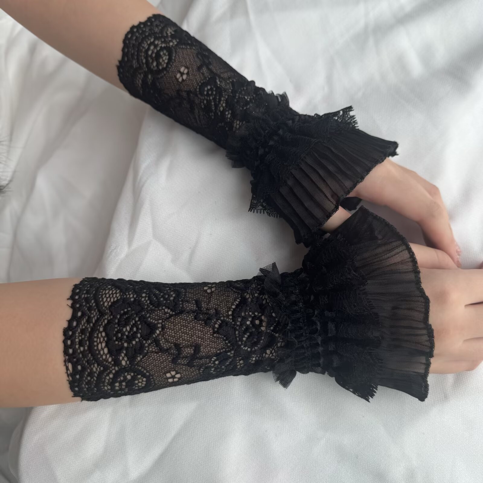 Lace Hollow Wrist Covers Trump - đánh giá và giá Event Suppliers